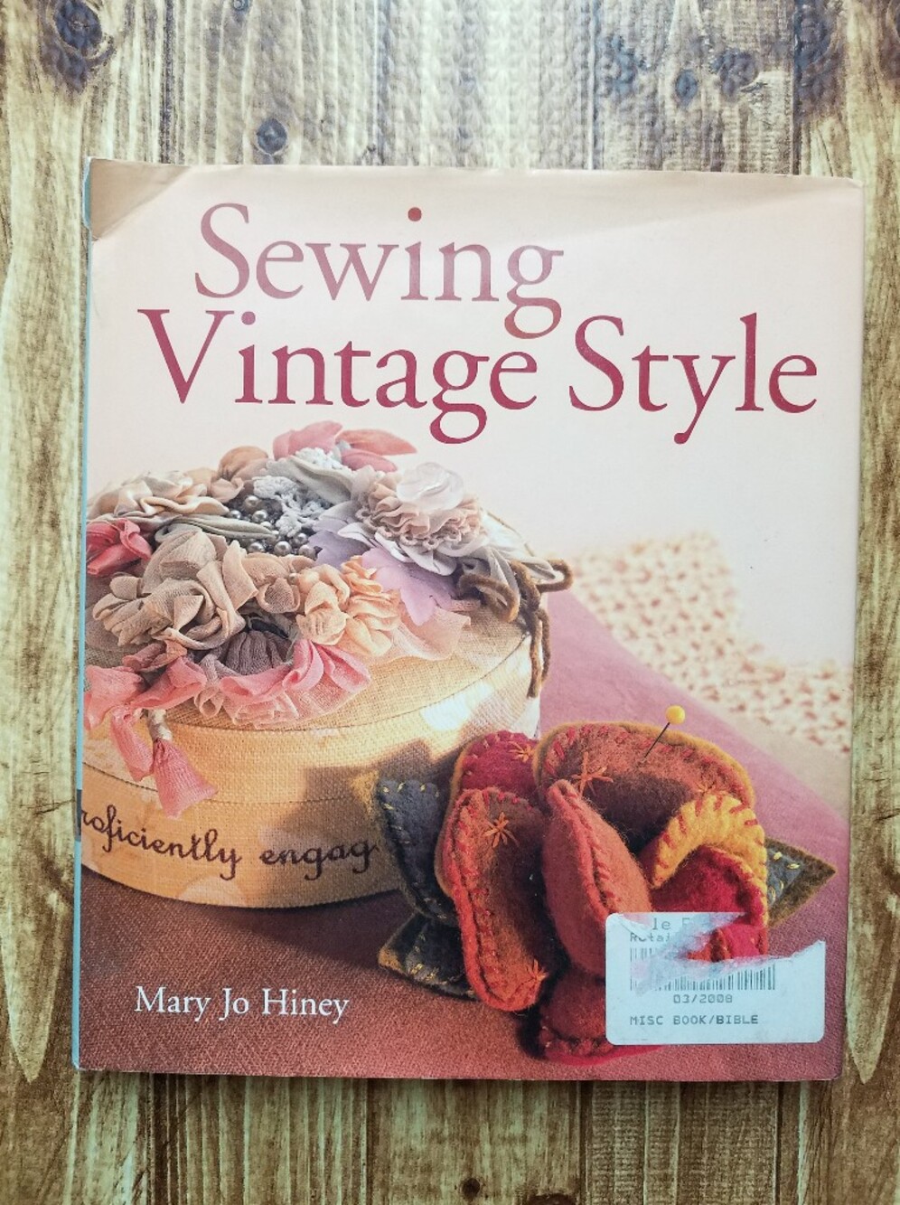 Sewing Vintage Style by Mary Jo Hinsey - Hardcover